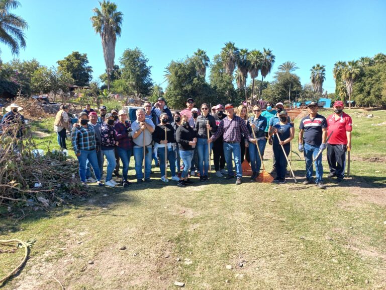 Presidente Municipal Dr. Abel González Ambriz junto a funcionarios del H. Ayuntamiento de San Ignacio Rio Muerto en labor comunitaria por un Municipio limpio