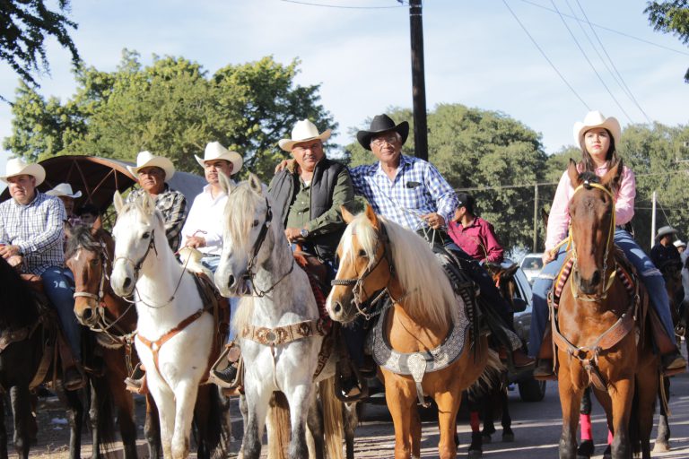 Caballerangos y caballerangas disfrutaron de la Gran Cabalgata de aniversario este 27 de diciembre.