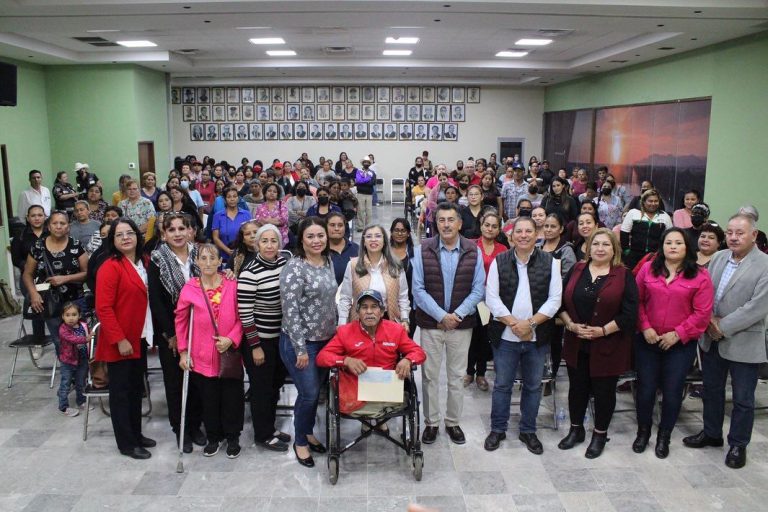 Entrega de tarjetas pendientes del programa “Mano a Mano”, en Cd. Obregón, en la cual estuvo presente la Lic. Wendy Briseño, Directora de Sedesson, asi como la C. Maribel Torres Vega, Directora de Desarrollo Economico y Social, del Municipio de San Ignacio Rio Muerto.