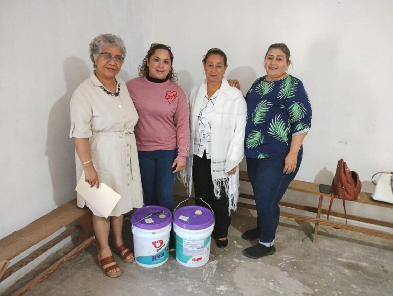 Nuestra Diputada del distrito 14 Rebeca Silva este 25 de marzo nos visitó y nos apoyó con 2 cubetas de pintura para rehabilitar la casa de #INAPAM, La directora de Dif Municipal de la mano con la coordinadora de #INAPAM María Luisa Mora agradece su aportación.