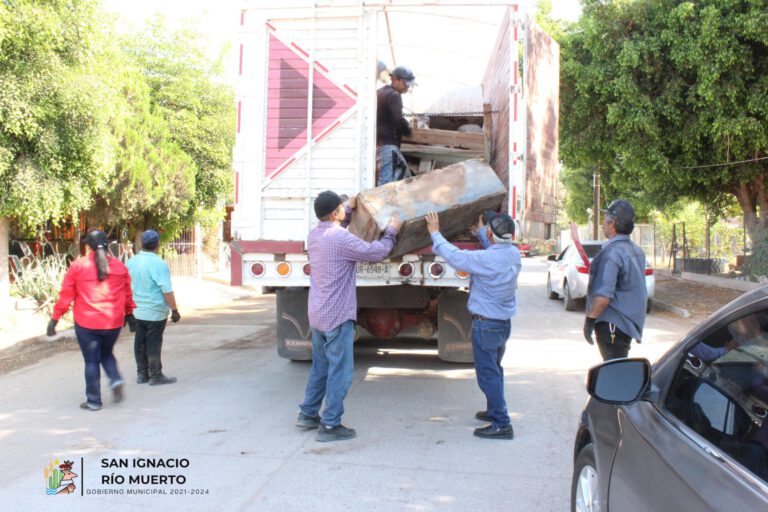 Con la finalidad de evitar la propagación del dengue, la Dirección de Salud a cargo del Dr. Ernesto Castro, apoyada con el H. Ayuntamiento y la Cordinaciónde transportes realizaron acciones de descacharre este pasado sábados 24 de junio en la mayoría de las colonias que conforma nuestra cabecera municipal.