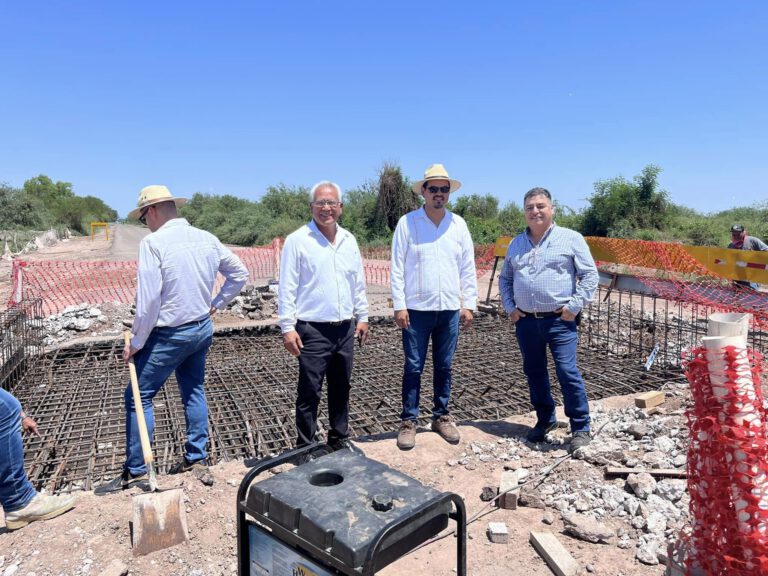  Te mostramos el avance del puente en construcción que se encuentra en la calle 400 y 29 en nuestro municipio cerca de la comunidad de Tetabiate, recordemos que este pedazo de calle se encontraba intransitable siendo un peligro para toda la comunidad que viajaba por dicha ubicación, gracias a las gestiones que realizó nuestro presidente municipal el Dr. Abel González Ambriz esta obra está por finalizar. También agradecemos el trabajo del Ing. Brito Denis, Director Estatal Del Área Técnica De La Junta De Camino y al Ing. Marcos Mercado, Residente de la Junta de Camino del Sur de sonora por llevar a cabo esta obra