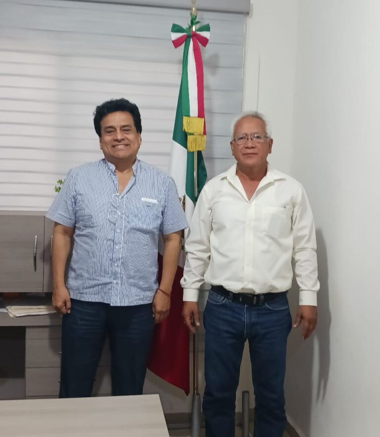 El día de viernes 28 de julio recibimos la visita del Delegado de la Secretaria De Gobernación, Máximo Moscoso, quien atendió la invitación que le hizo nuestro presidente municipal él Dr. Abel González Ambriz. La plática formal y de trabajo se llevó a cabo en la oficina de presidencia municipal, en la cual se hablaron de varios temas importantes sobresaliendo el tema del agua potable, en donde él delegado mostró gran interés comprometiéndose en apoyar las gestiones que realiza nuestro presidente municipal. Abel González Ambriz se mostró muy agradecido por la presencia del delegado. La plática concluyó con el compromiso de seguir en comunicación estrecha todo con el objetivo de buscar en forma unida grandes beneficios para nuestro municipio #72.