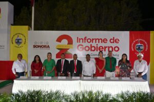 Acompañado de su familia, cabildo, ex presidentes y cientos de san ignasences el Dr. Abel Gonzalez Ambriz, cumpliendo con el mandato de la ley se dirigió a la población y expuso su SEGUNDO INFORME DE GOBIERNO en donde destaco los proyectos y acciones que se realizaron durante el periodo que se informa. Al rededor de las 11:30 de la noche nuestro Presidente Municipal dio el tradicional grito de independencia desde la explanada del ayuntamiento durante la celebración del 213 aniversario del inicio de la independencia de México, resaltando el nombre de los héroes que nos dieron patria y exclamando a fuerte voz el ¡VIVA MÉXICO! mientras se presenciaba la quema del castillo