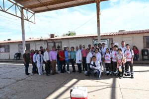 En esta maravillosa iniciativa que gestionó nuestra compañera Regidora María Teresa Arguelles Rivera, el presidente Municipal Abel Gonzalez Ambriz se unió al equipo y brindó consultas médicas a nuestra comunidad, demostrando su dedicación a mejorar la salud y el bienestar de todos nosotros.