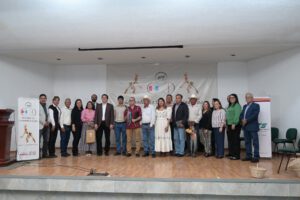 Estuvimos presentes en el inspirador evento “Adoptando una Comunidad Indígena”, llevado a cabo en la Universidad Tecnológica del Sur de Sonora. El objetivo central de esta significativa jornada fue la entrega de Desarrollos Tecnológicos a la comunidad Mayo-Yoreme de las regiones Cocoraque y Makurawe. Este esfuerzo conjunto entre la universidad y la comunidad refleja el compromiso inquebrantable de trabajar juntos hacia un futuro más próspero y equitativo. Ovidio Alejandro Villaseñor López, distinguido rector de esta Casa de Estudios, subrayó la importancia del apoyo brindado por la Universidad a las actividades investigativas de los Docentes de Tiempo Completo. Este respaldo no solo contribuye al crecimiento académico de la institución, sino que también fortalece los indicadores en CONAHCYT y PRODEP, impulsando así la excelencia en la investigación y el desarrollo académico. Estamos orgullosos de formar parte de una comunidad que no solo se preocupa por el presente, sino que también invierte en el futuro de nuestras comunidades indígenas.